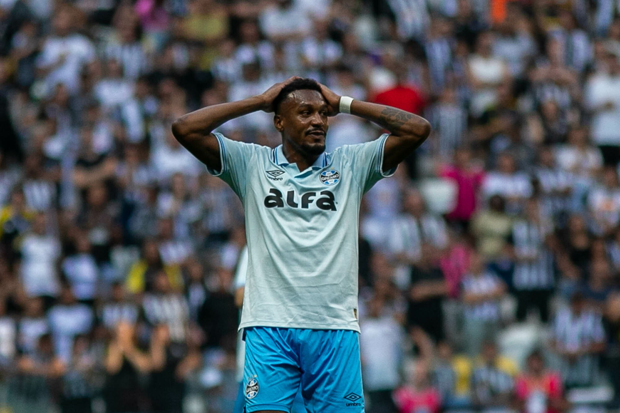 Grêmio perde mais jogador que é querido pelos técnicos: Edenilson replica roteiro do Inter