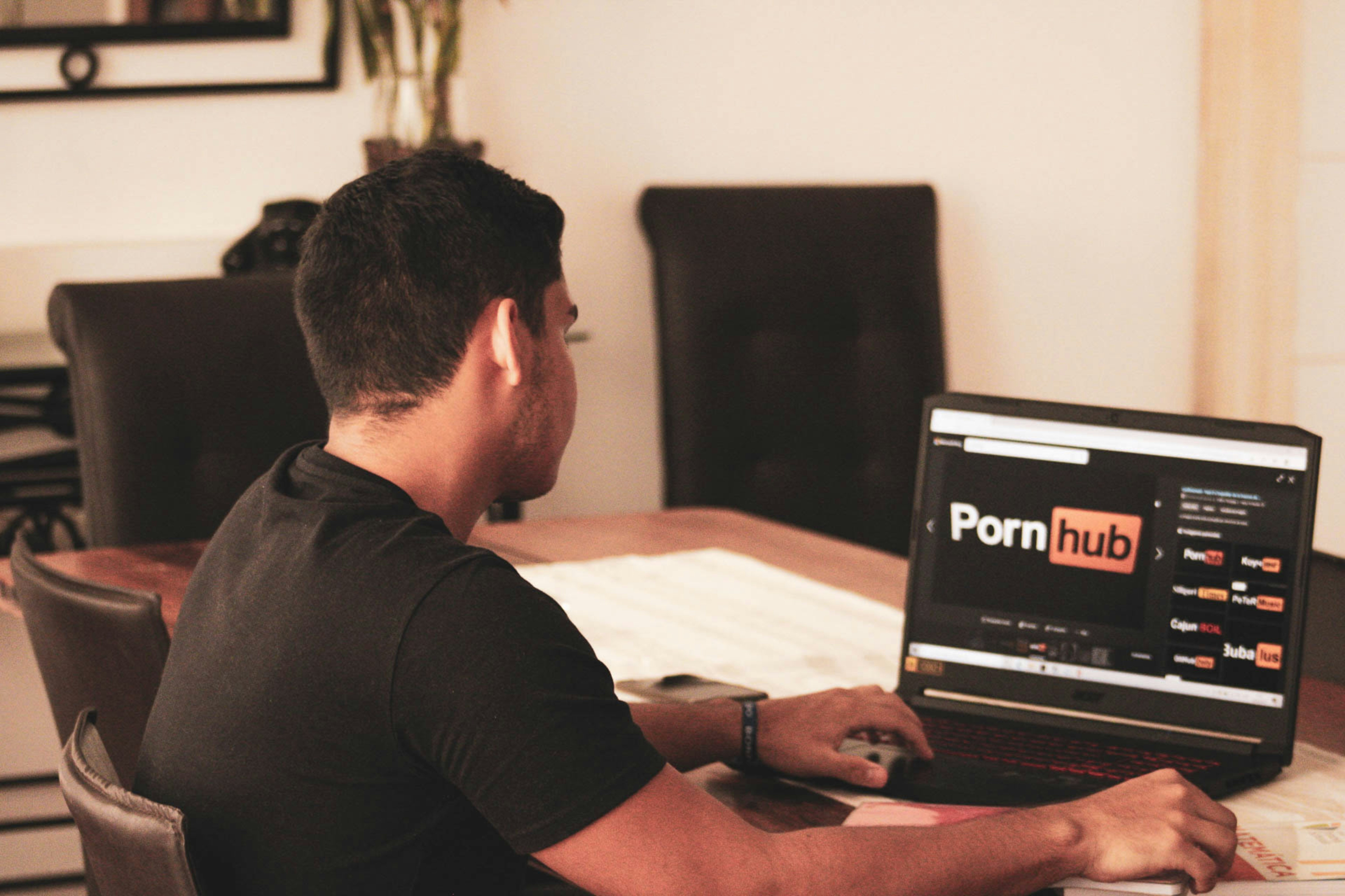 Grupo de hackers ameaça divulgar dados de clientes premium do Pornhub