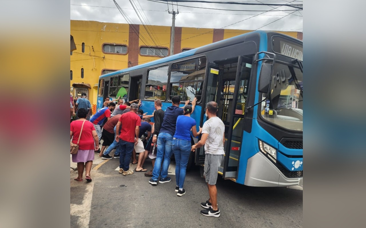 Grupo de pessoas ergue ônibus para retirar moto após acidente em Boituva