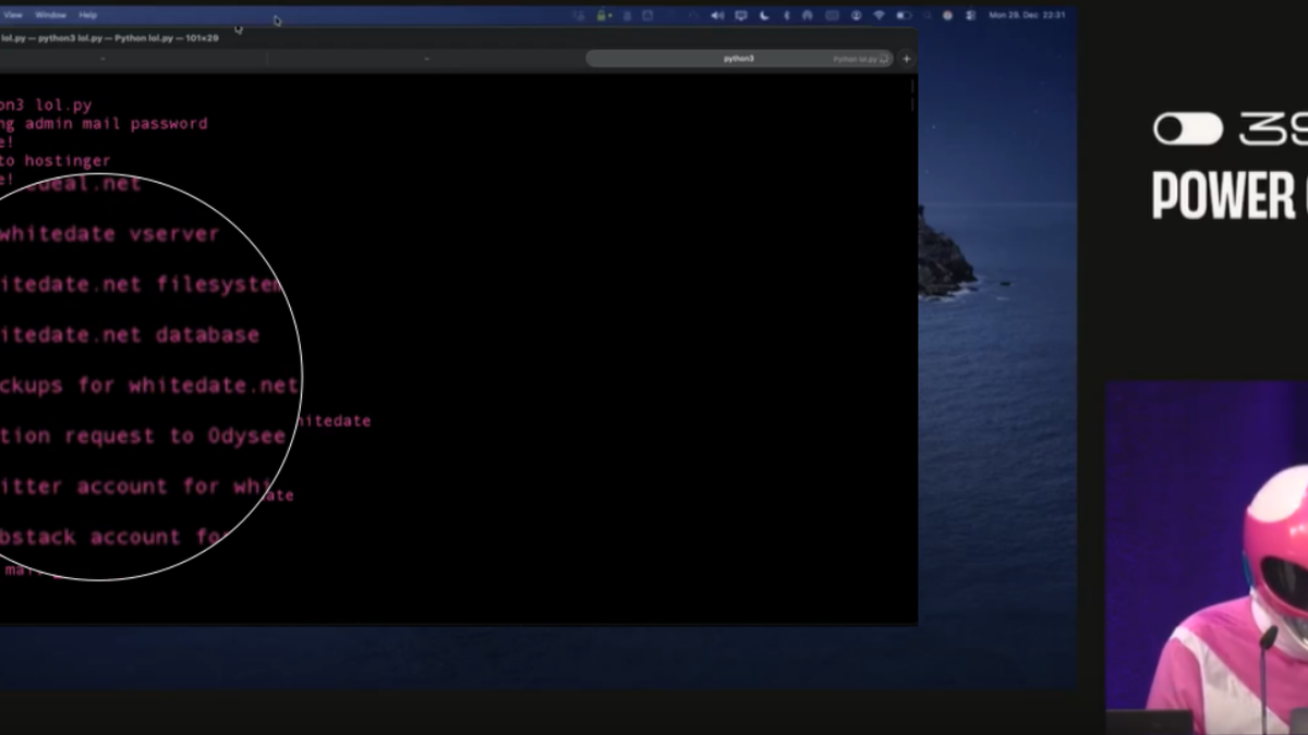 Hacker vestida de Power Ranger Rosa deleta site supremacista ao vivo em evento