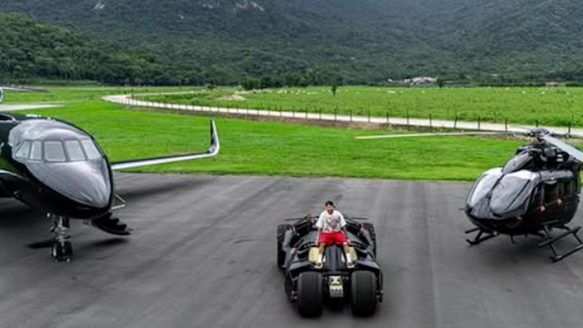 Helicóptero, jato executivo e Batmóvel: Neymar exibe relíquias e comemora