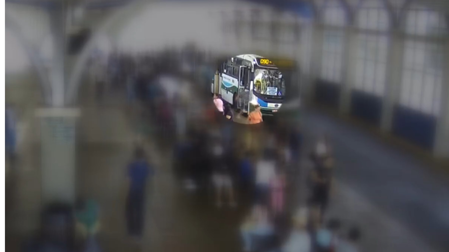 Homem aproveita aglomeração em ônibus para importunar mulher sexualmente em Cascavel e fog