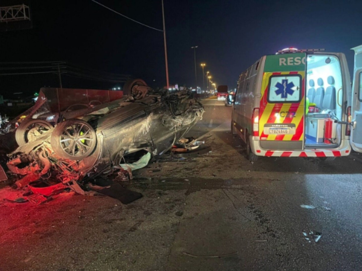 Homem de 19 anos sem CNH furta carro de luxo e causa acidente com morte em Balneário Cambo
