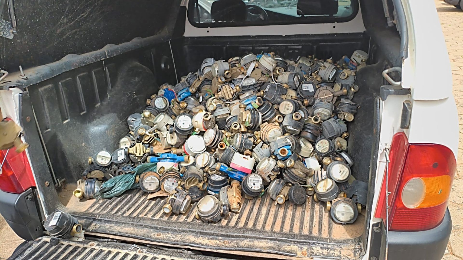 Homem é preso com mais de 600 hidrômetros furtados em ferro-velho de Botucatu