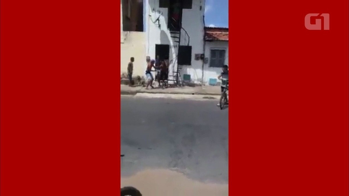 Homem é retirado à força de casa e é assassinado no meio de rua em Fortaleza