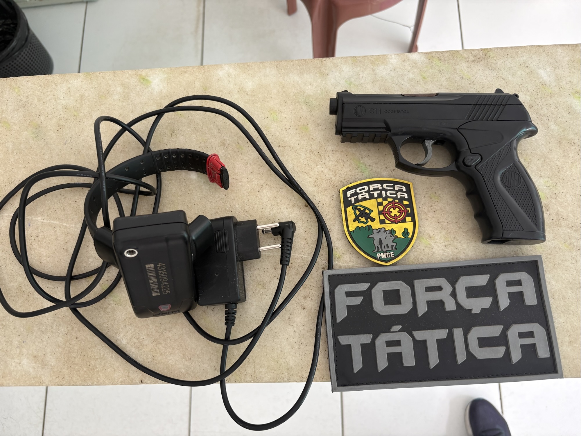 Homem preso por intimidate funcionárias e usar simulacro de arma em Crateús