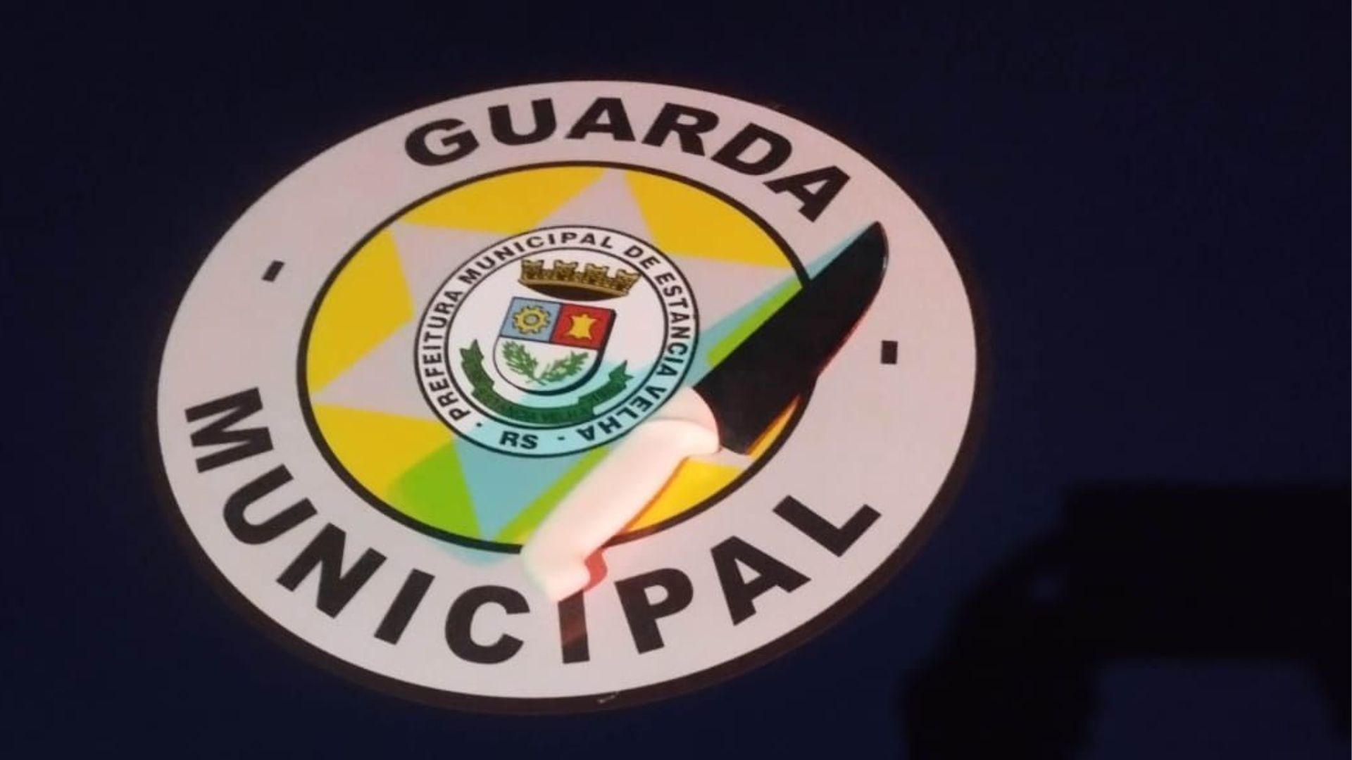 Homem tenta esfaquear esposa e filho de 19 anos, se tranca no banheiro, mas é preso em fla