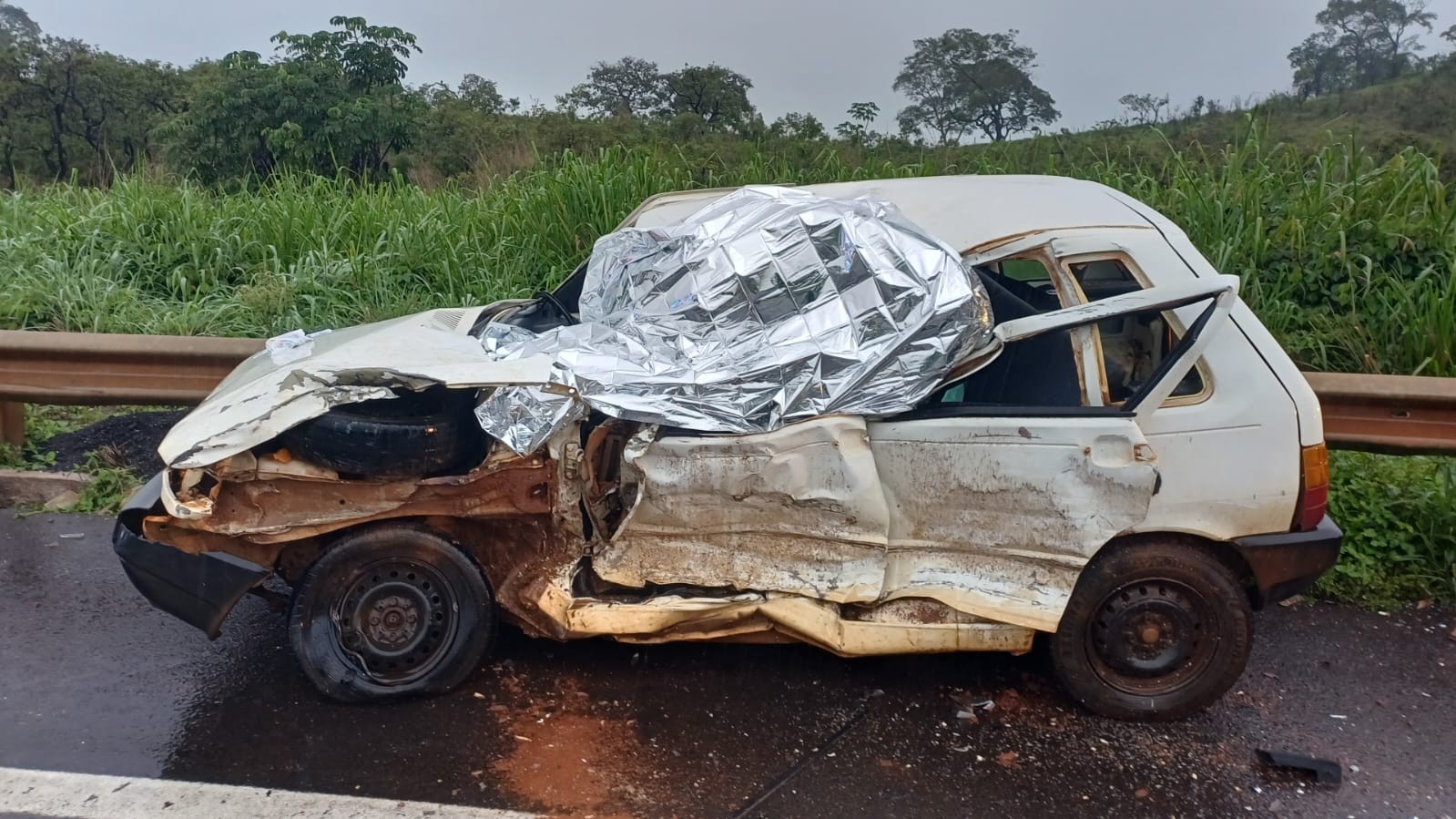 Horas após ônibus capotar, batida entre caminhão e carro deixa mais um morto na BR-365