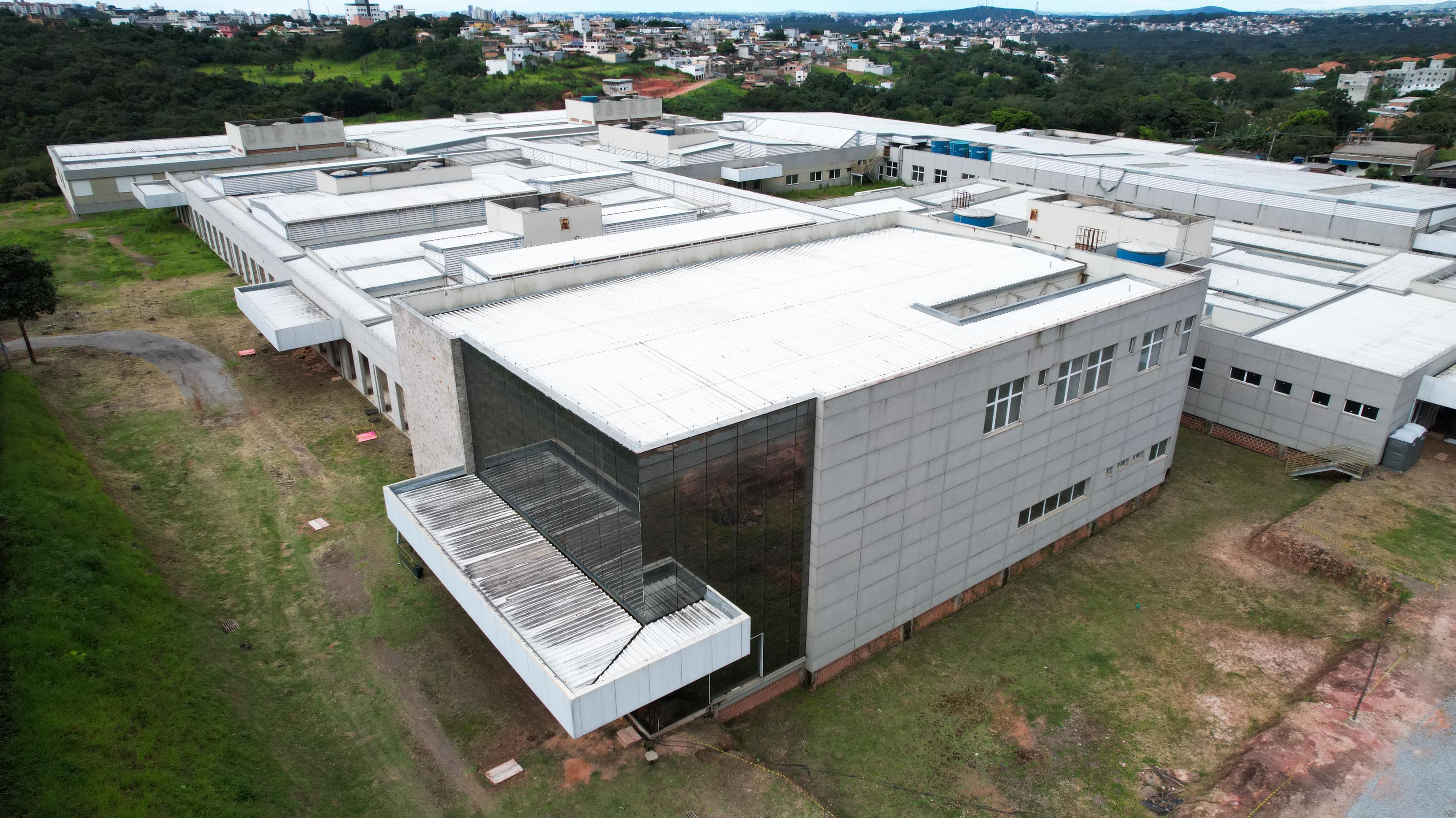 Hospital Regional de Divinópolis é inaugurado após 16 anos de obras, mas previsão de atend