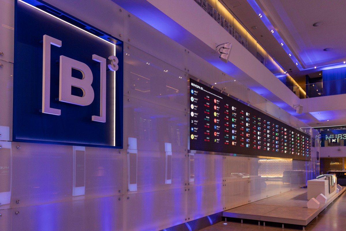 Ibovespa recua pressionado pela alta dos juros futuros 