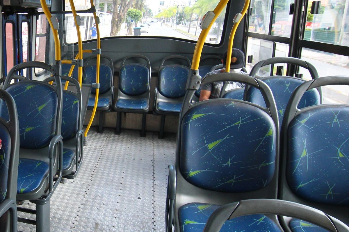 Idoso de 60 anos morre dentro de ônibus no litoral de SP