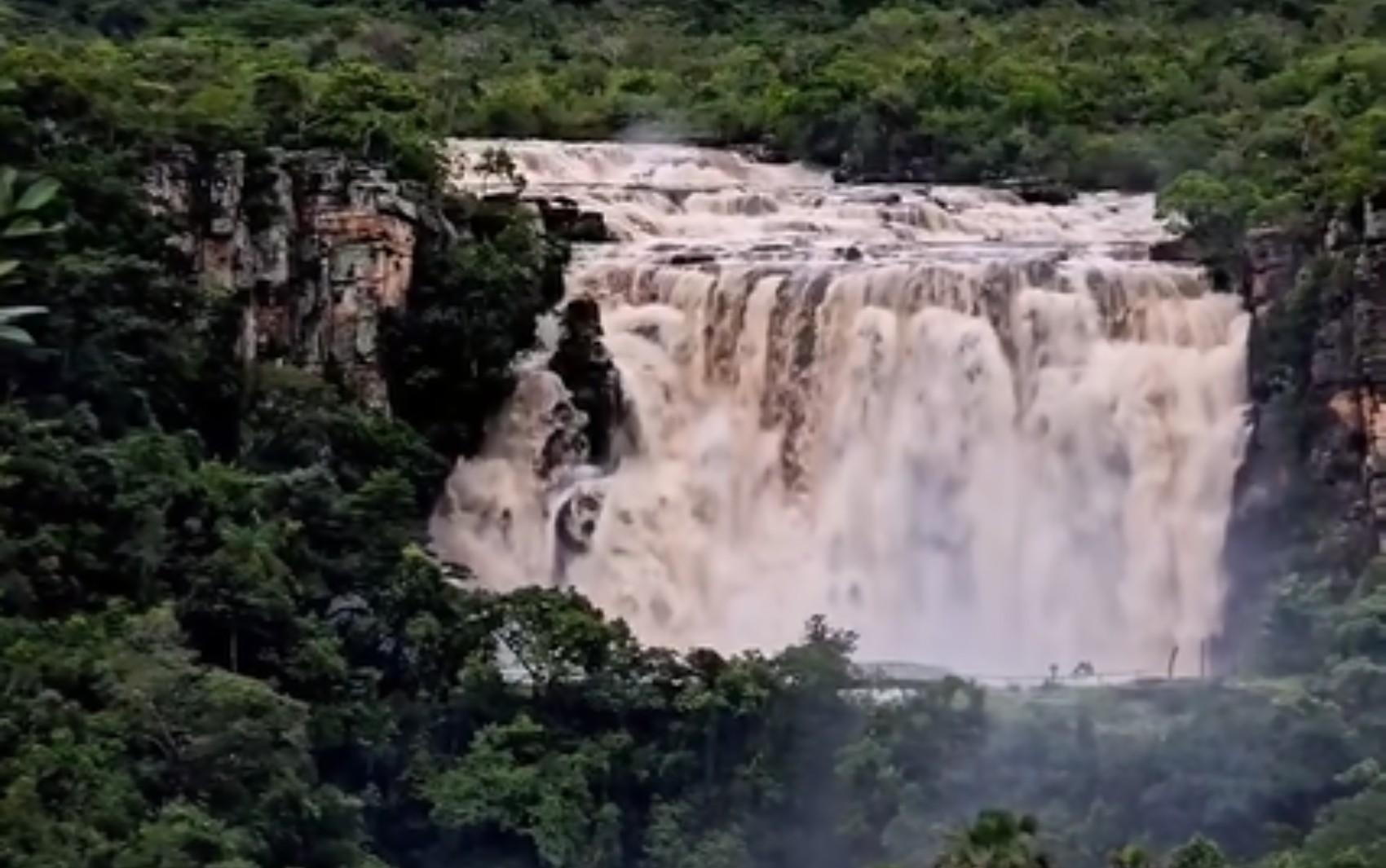 Imagens da cachoeira do Salto Corumbá após as fortes chuvas impressionam; vídeo 