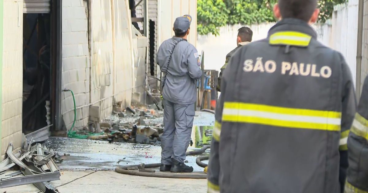 Incêndio de grandes proporções atinge a zona leste de São Paulo
