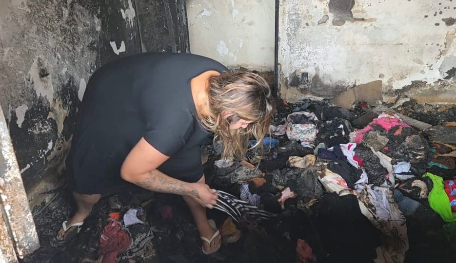 Incêndio de grandes proporções destrói casa no bairro da Pecuária, em Campos