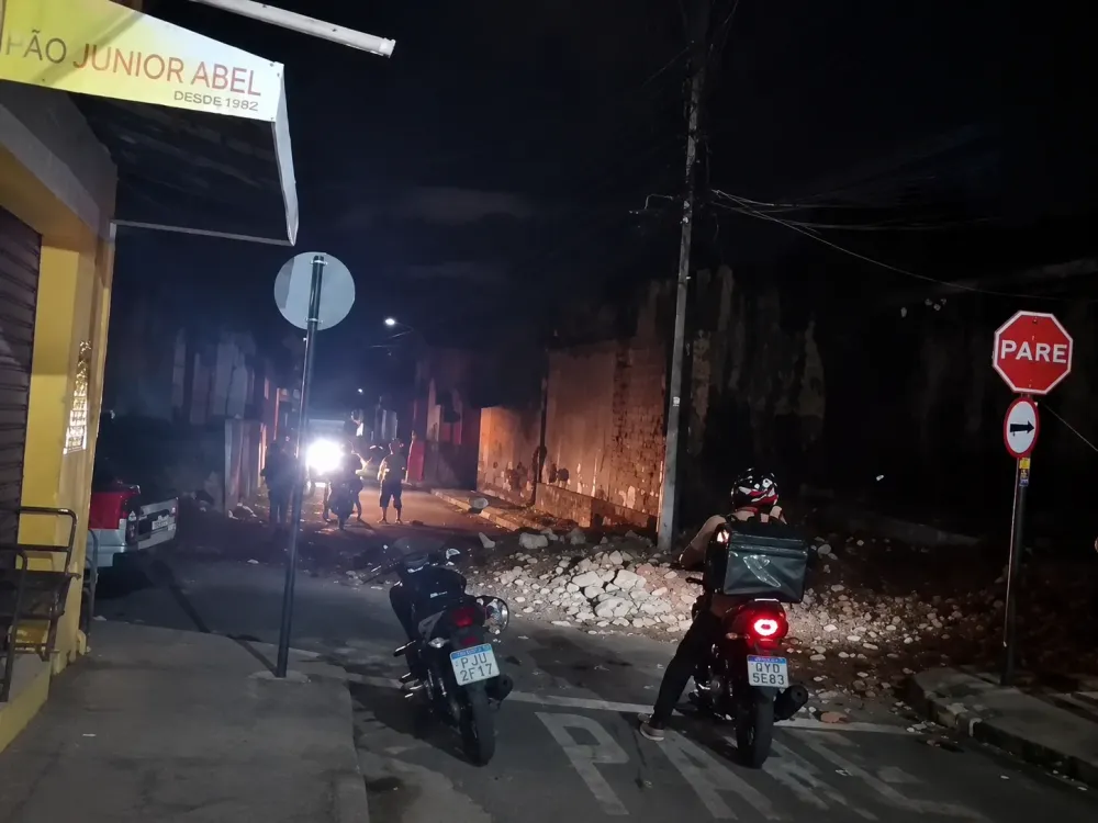 Incidente em Mombaça: Desabamento de Prédio no Centro do Ceará deixa Fios de Alta Tensão Expostos