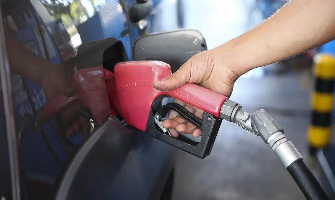 Inflação fica em 0,33% em janeiro puxada pela gasolina; alimentos desaceleram
