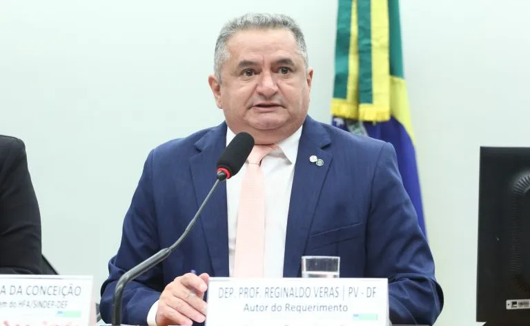 Inteligência Artificial na Educação: Comissão Aprova Inclusão no Currículo