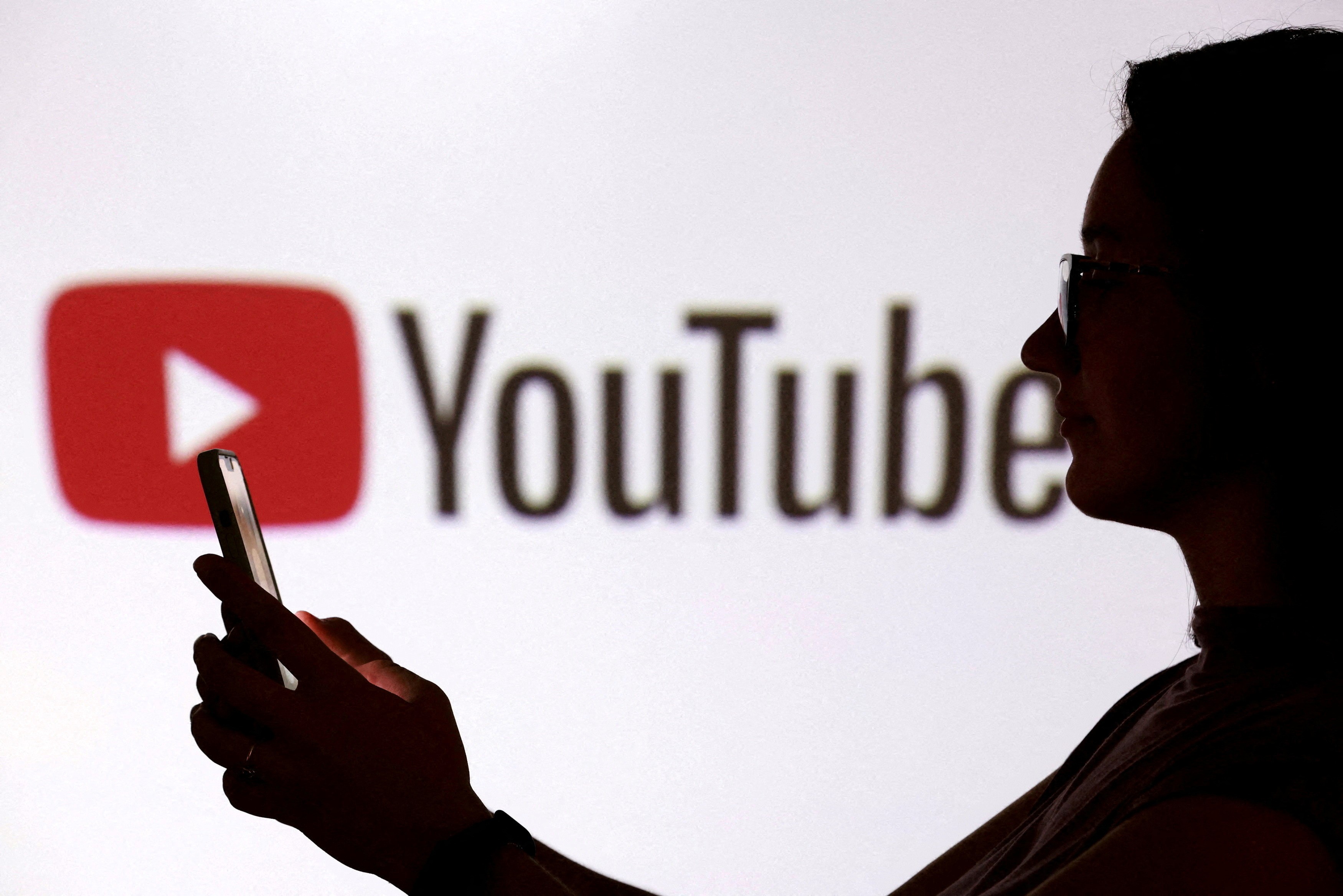 Inteligência Artificial no YouTube: Plataforma Automatiza Detecção de Vídeos Criados por IA