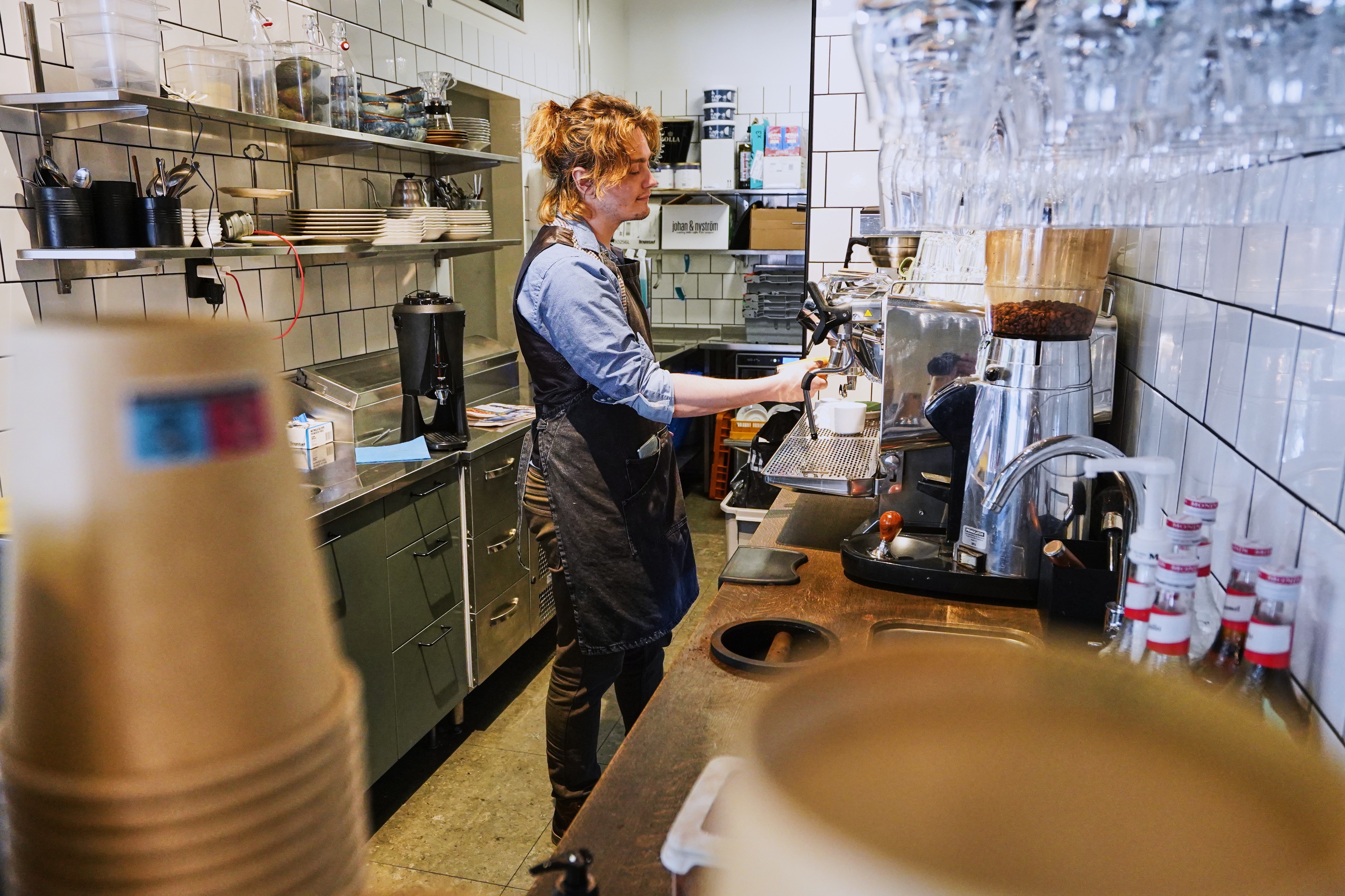 Inteligência Artificial Toma o Controle de Café em Estocolmo: Experimento Revela Custo de Alimentar a Tecnologia
