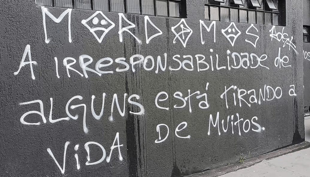 “Irresponsabilidade dá nisso”: academia onde mulher morreu é pichada em SP