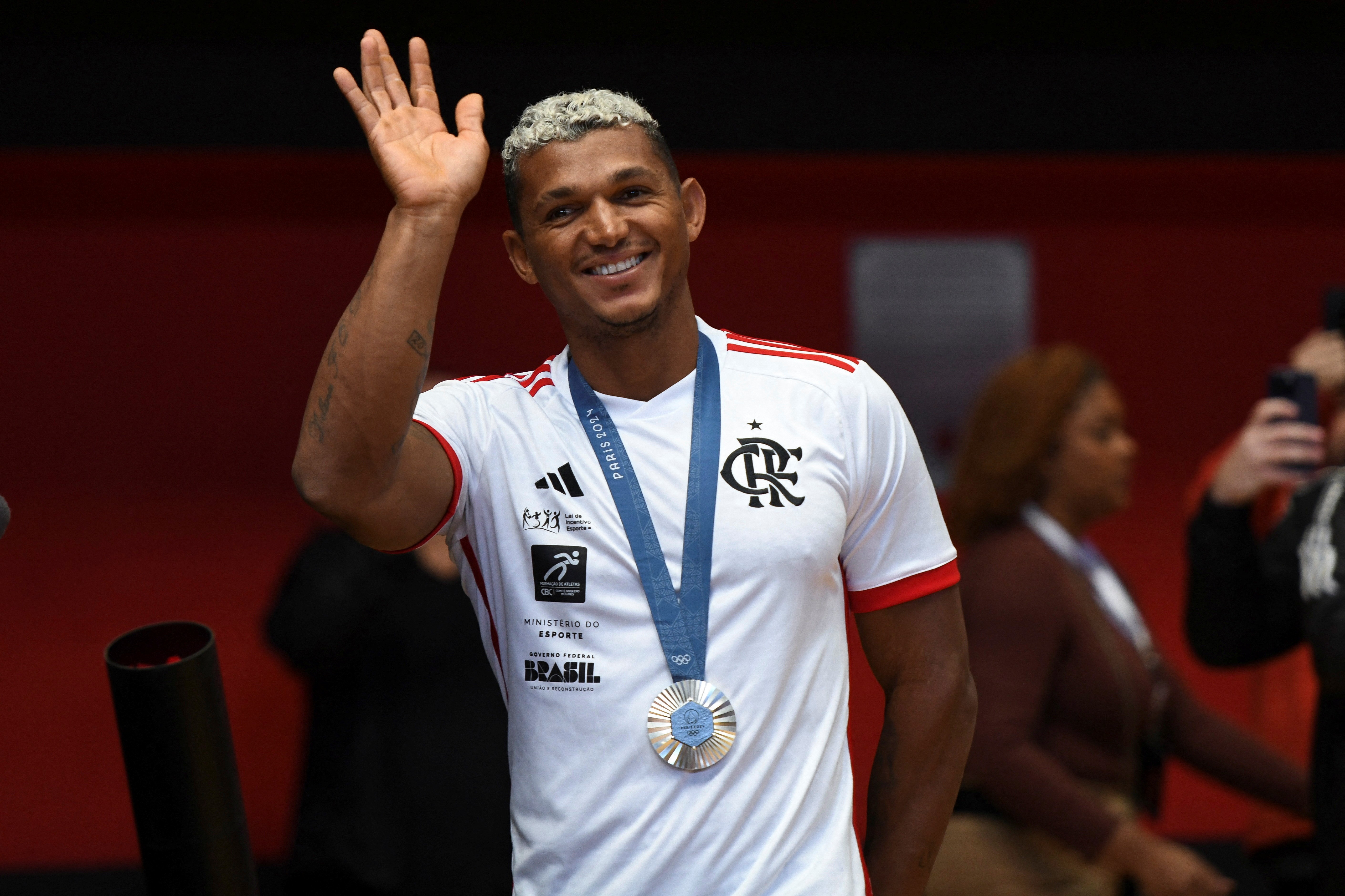 Isaquias agradece ao Flamengo e à torcida rubro-negra após dispensa do clube: "Foi incríve