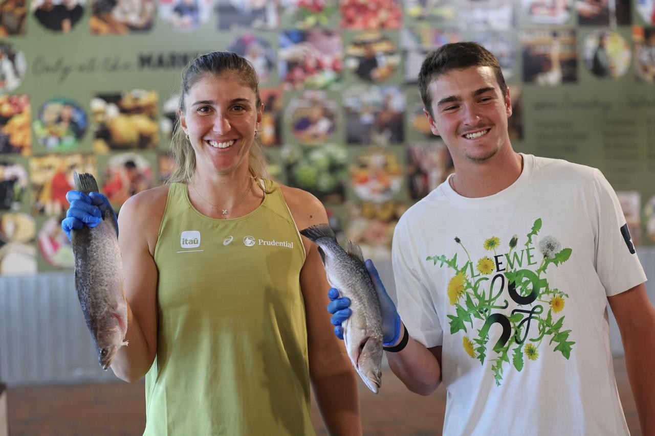 João Fonseca e Bia Haddad visitam mercado em Adelaide antes de torneio