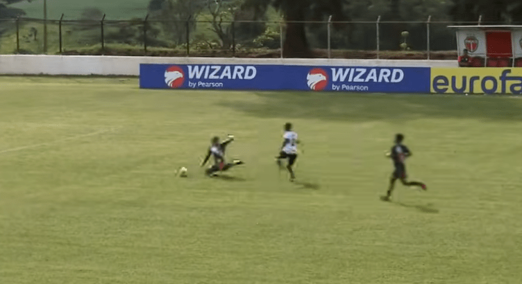 Jogador cai sozinho, juiz dá falta e anula gol do Santa Cruz na Copinha