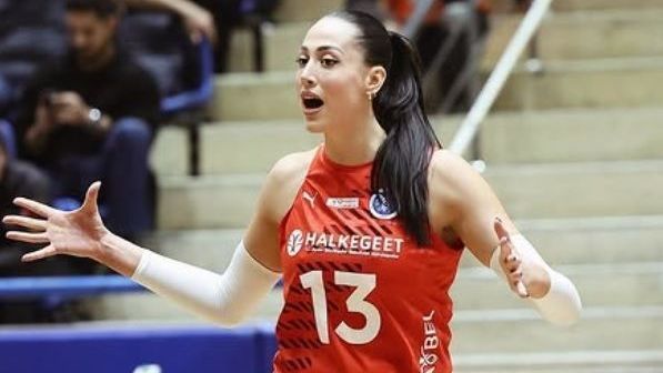 Jogadora de vôlei agride companheira e leva multa; veja vídeo