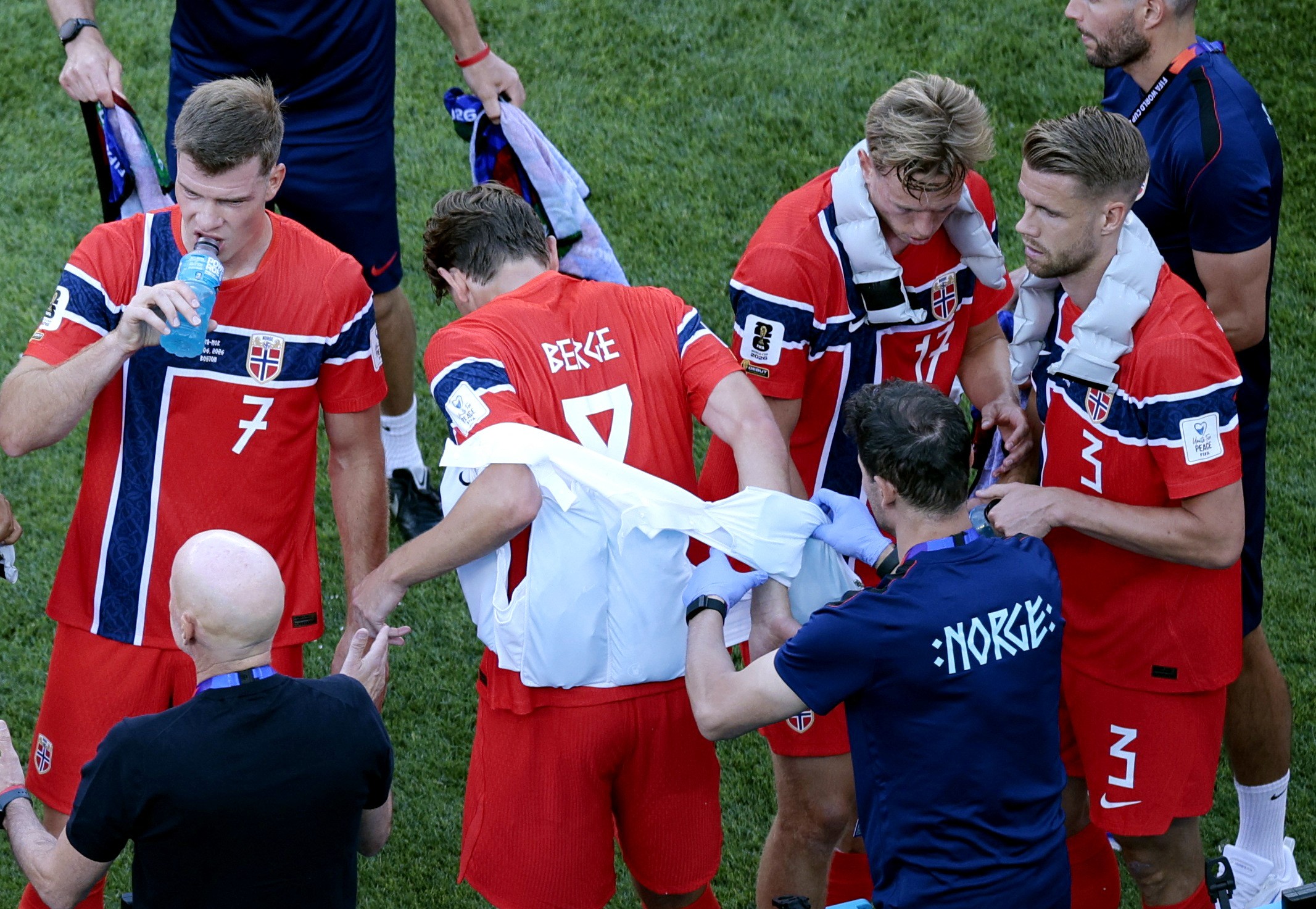 Jogadores da Noruega usam coletes de resfriamento para lidar com o calor intenso