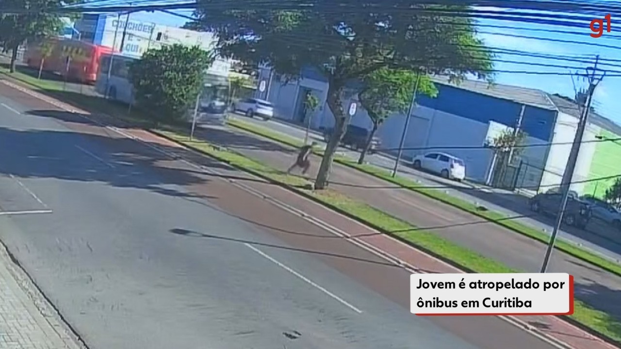 Jovem é atropelado por ônibus enquanto atravessa caneleta em Curitiba