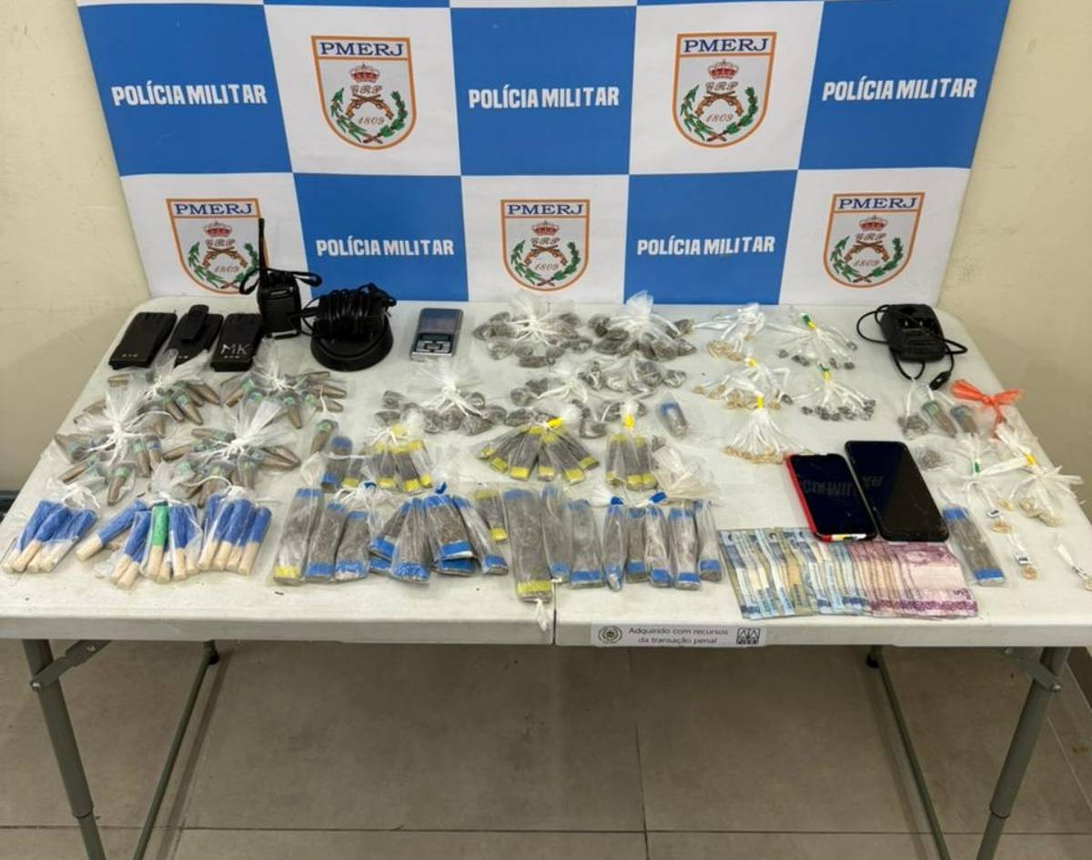 Jovem e homem são presos por suspeita de envolvimento com o tráfico de drogas em Volta Red