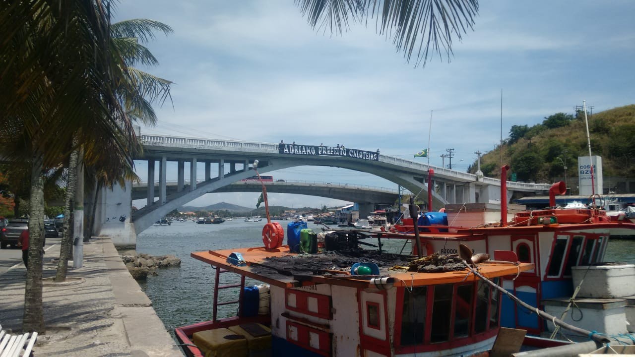 Jovens se arriscam ao pular da Ponte Feliciano Sodré, em Cabo Frio