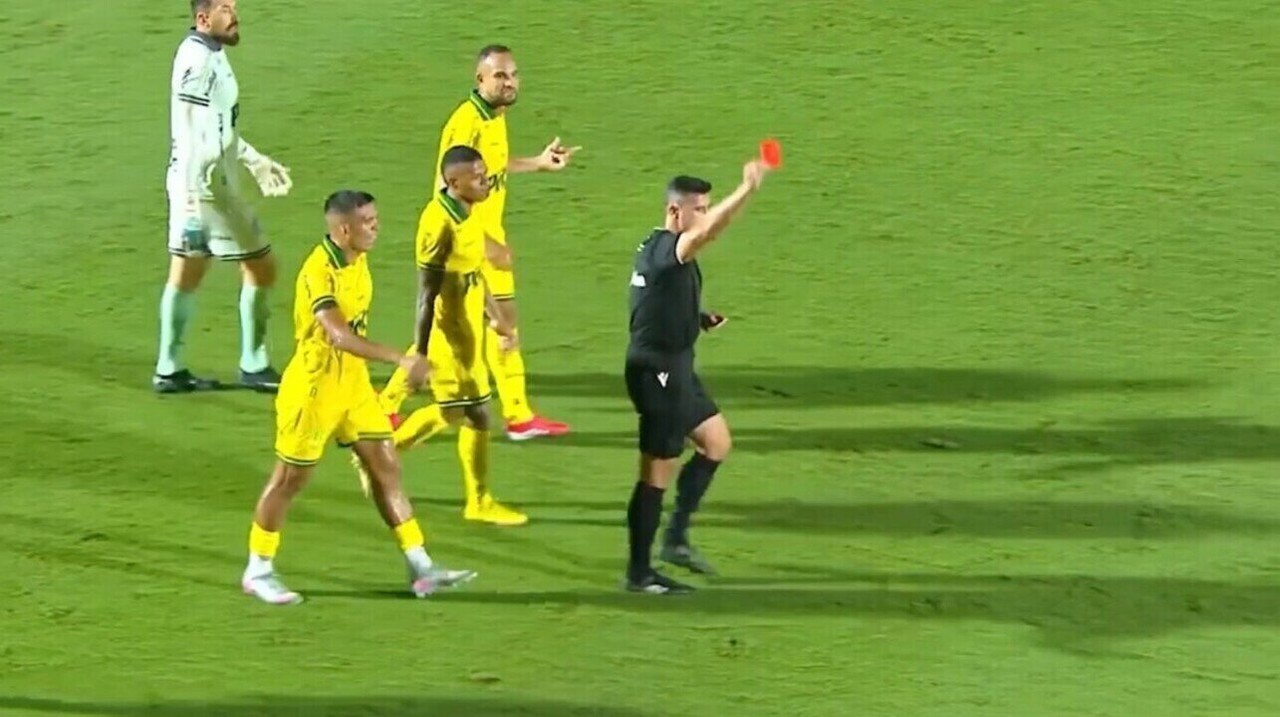 Kaique Kenji sai machucado após lance quebra a perna de jogador adversário