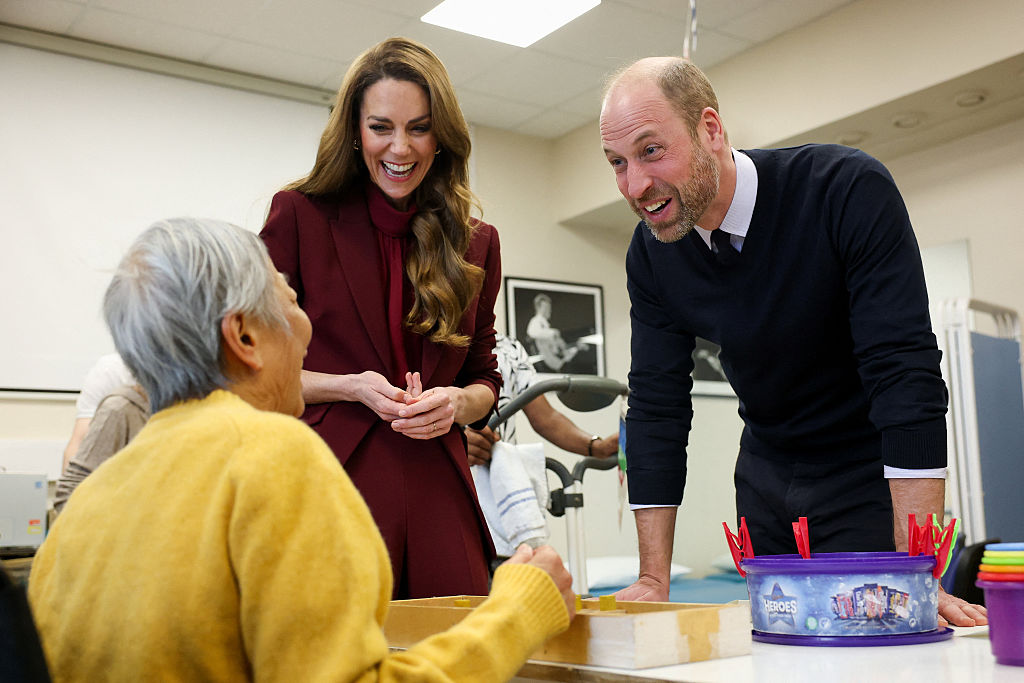 Kate e William visitam hospital e falam sobre tratamento de câncer