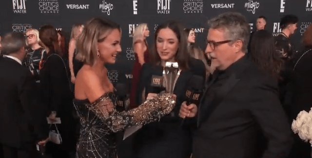 Kleber Mendonça Filho lamenta entrega de prêmio no tapete vermelho