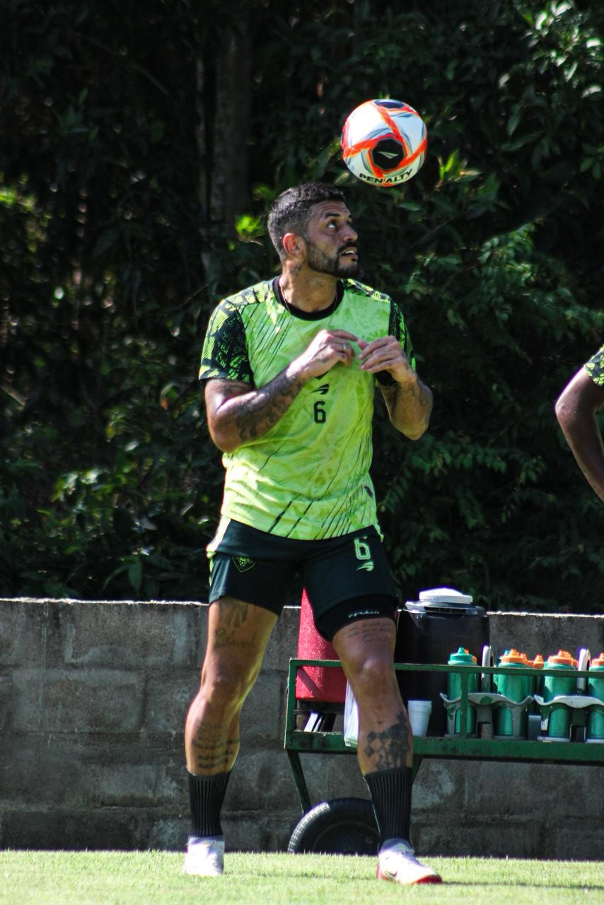 Lateral do Manaus, David aposta na bola parada e projeta: "Pensamento é ser campeão do 1º 