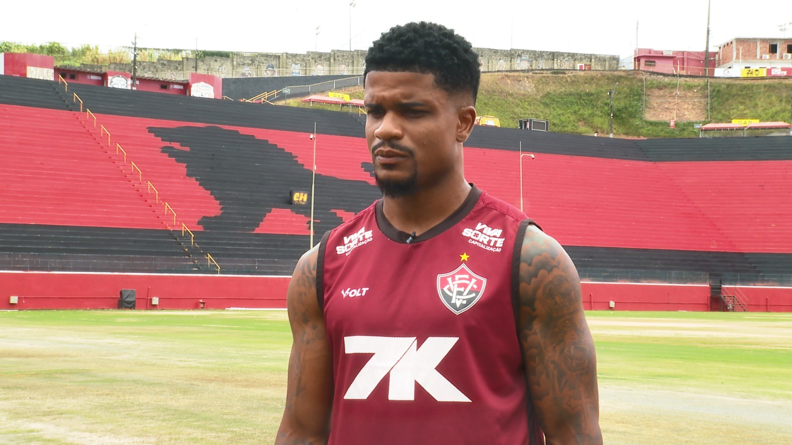 Lateral do Vitória lembra drama com lesão e celebra volta após sete meses: "Um novo Jamers