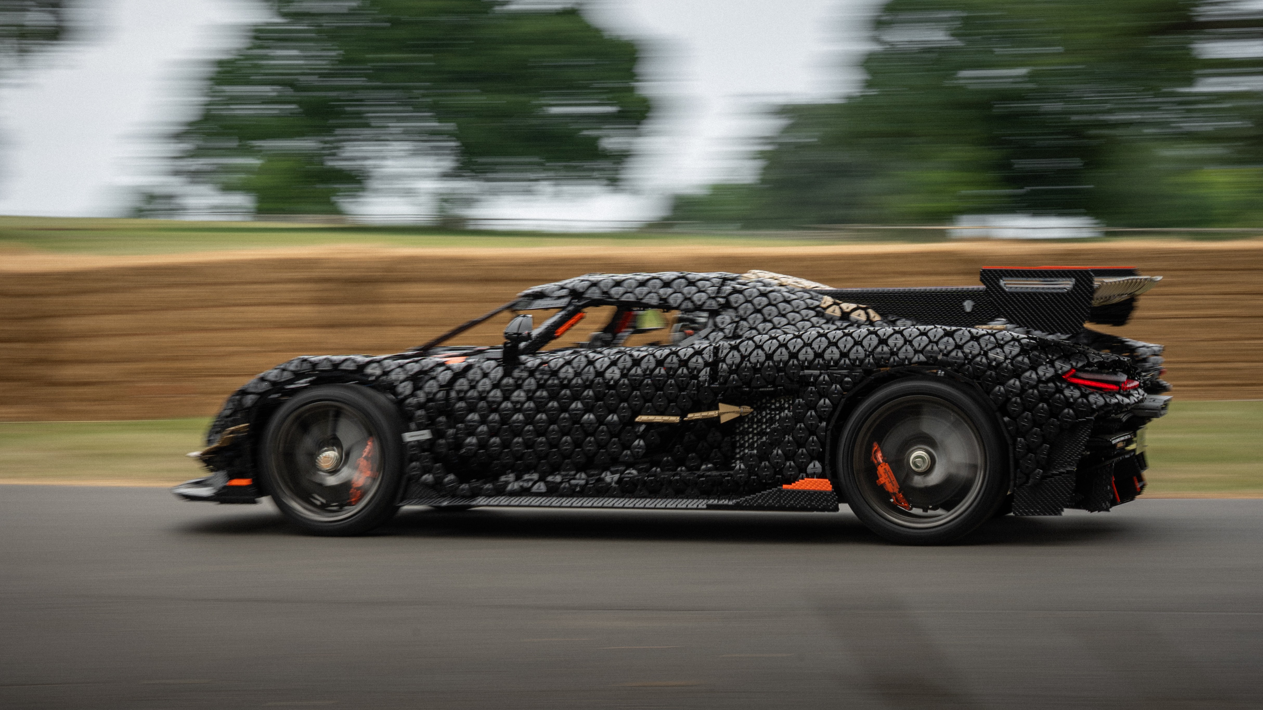 Lego em Alta Velocidade: Koenigsegg Sadair's Spear Atinge 111 km/h e Quebra Recorde