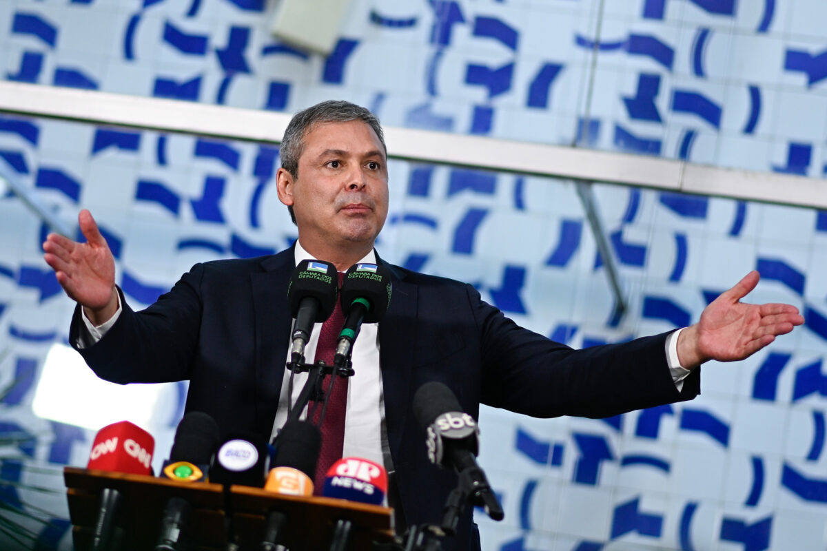 Lindbergh aciona PF por apelo a intervenção dos EUA de bolsonaristas