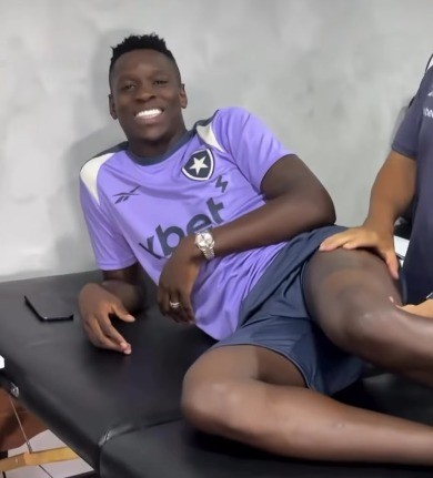 Luiz Henrique visita CT do Botafogo, veste camisa, e Alex Telles brinca: "Fecha a porta"