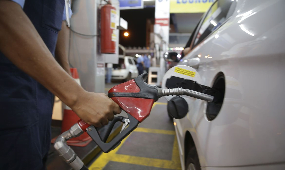 Lula apresenta plano para reduzir tributos nos combustíveis