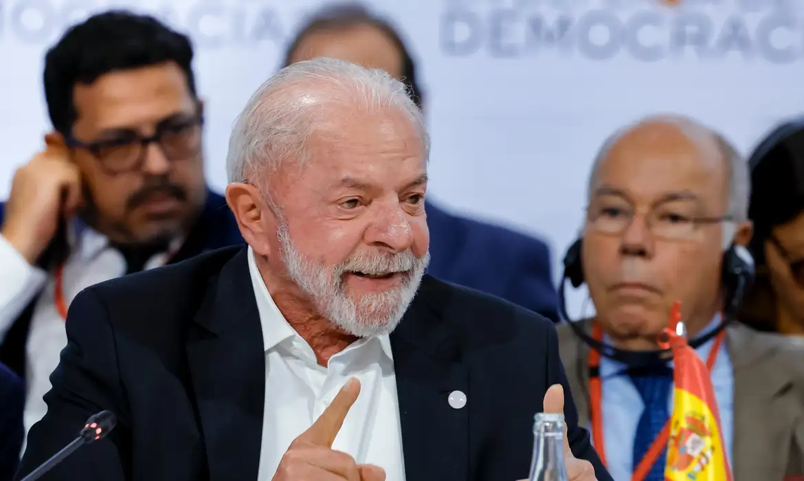 Lula defende direitos trabalhistas para todos e ataca escala de 6x1