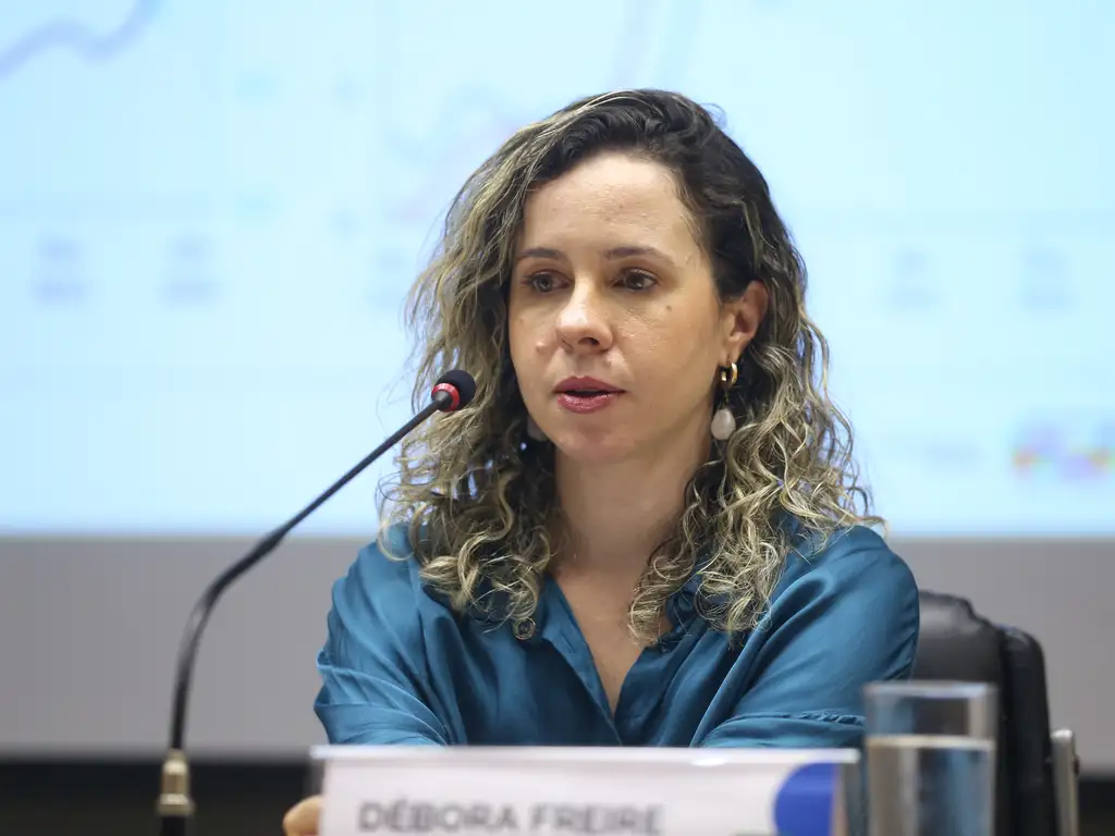 Lula e Inflação: Combustíveis Fizeram a Diferença no Brasil, Afirma Débora Freire