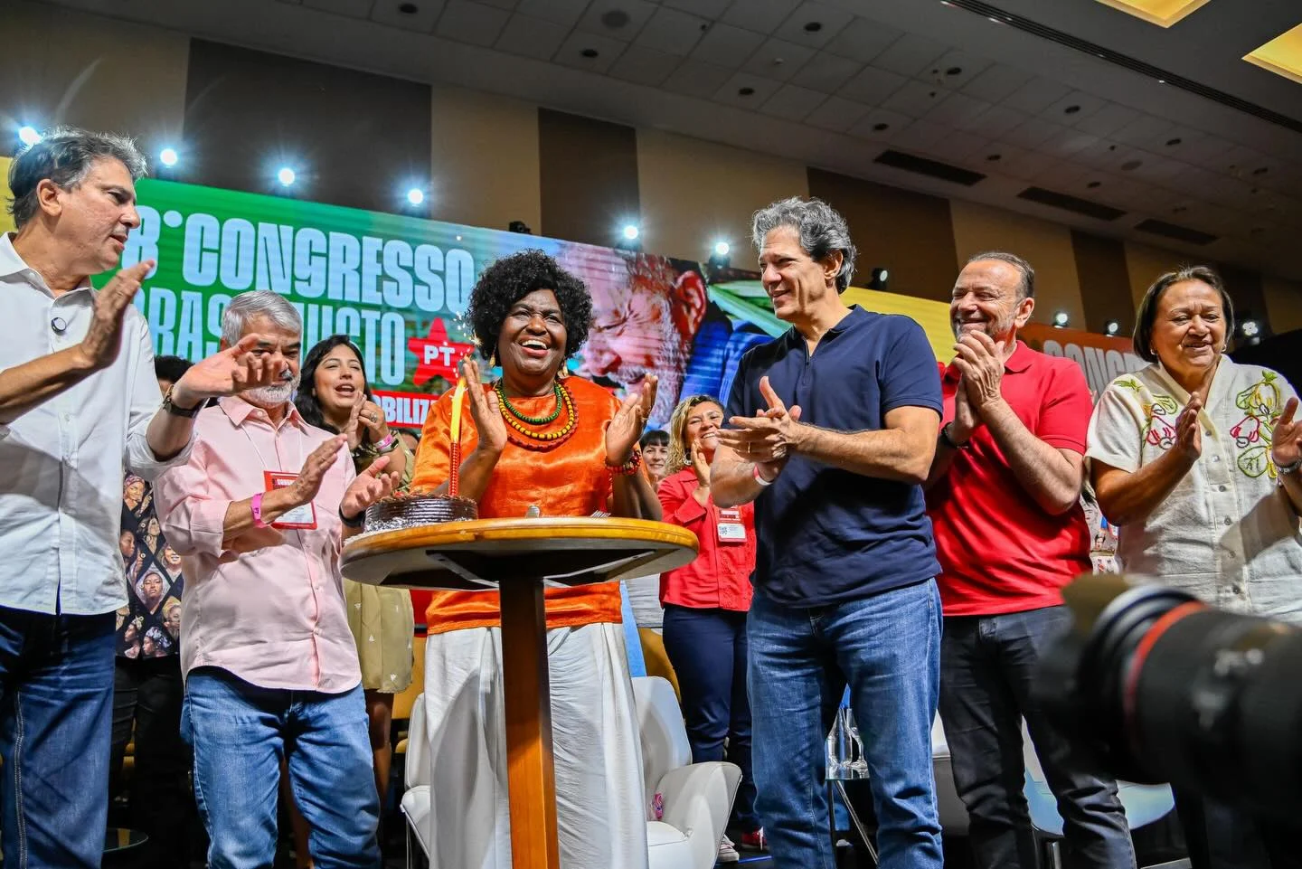 Lula e o PT: Estratégia para Atrair Apoio do Centro à Reeleição