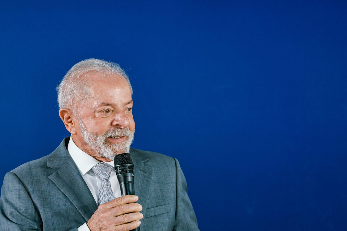 Lula interrompe férias de três de seus ministros