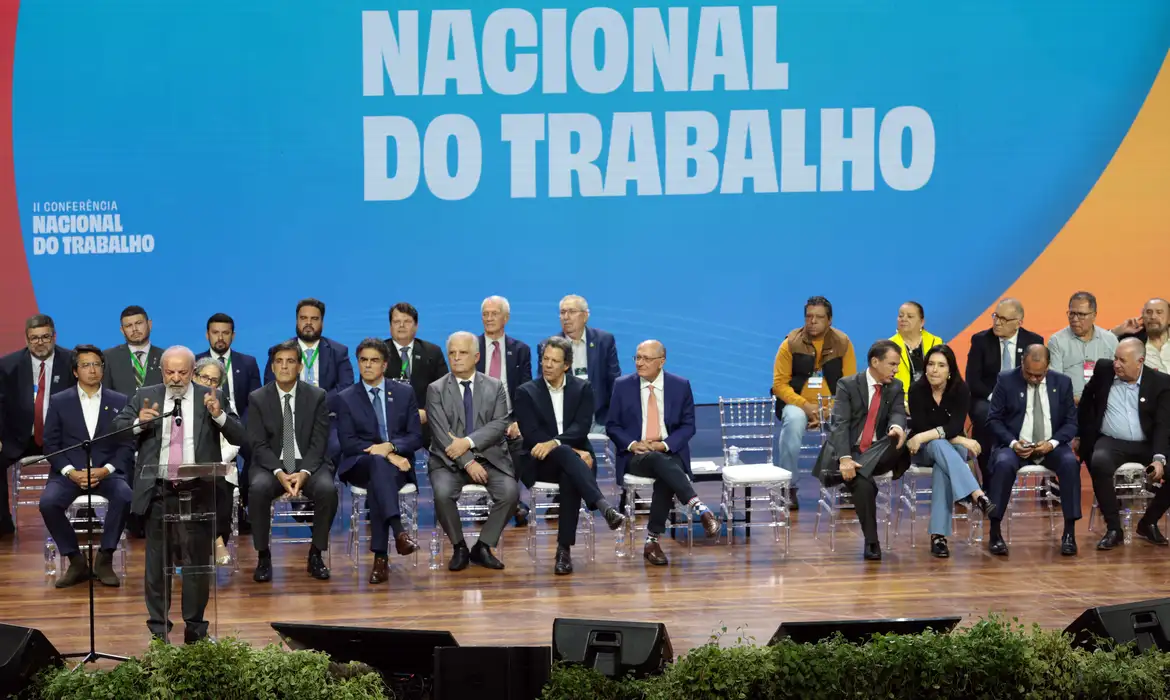 Lula Propõe Negociação para Fim da Escala 6×1: Empregados, Patrões e Governo Uniram Forças