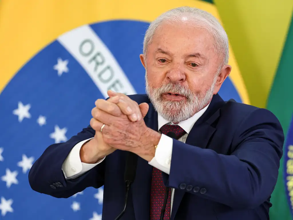 Lula sanciona lei que proíbe descontos automáticos em benefícios do INSS