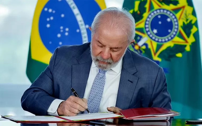 Lula Sanciona Reajuste no Legislativo e Veta Furos no Teto Constitucional: Consequências para o Serviço Público