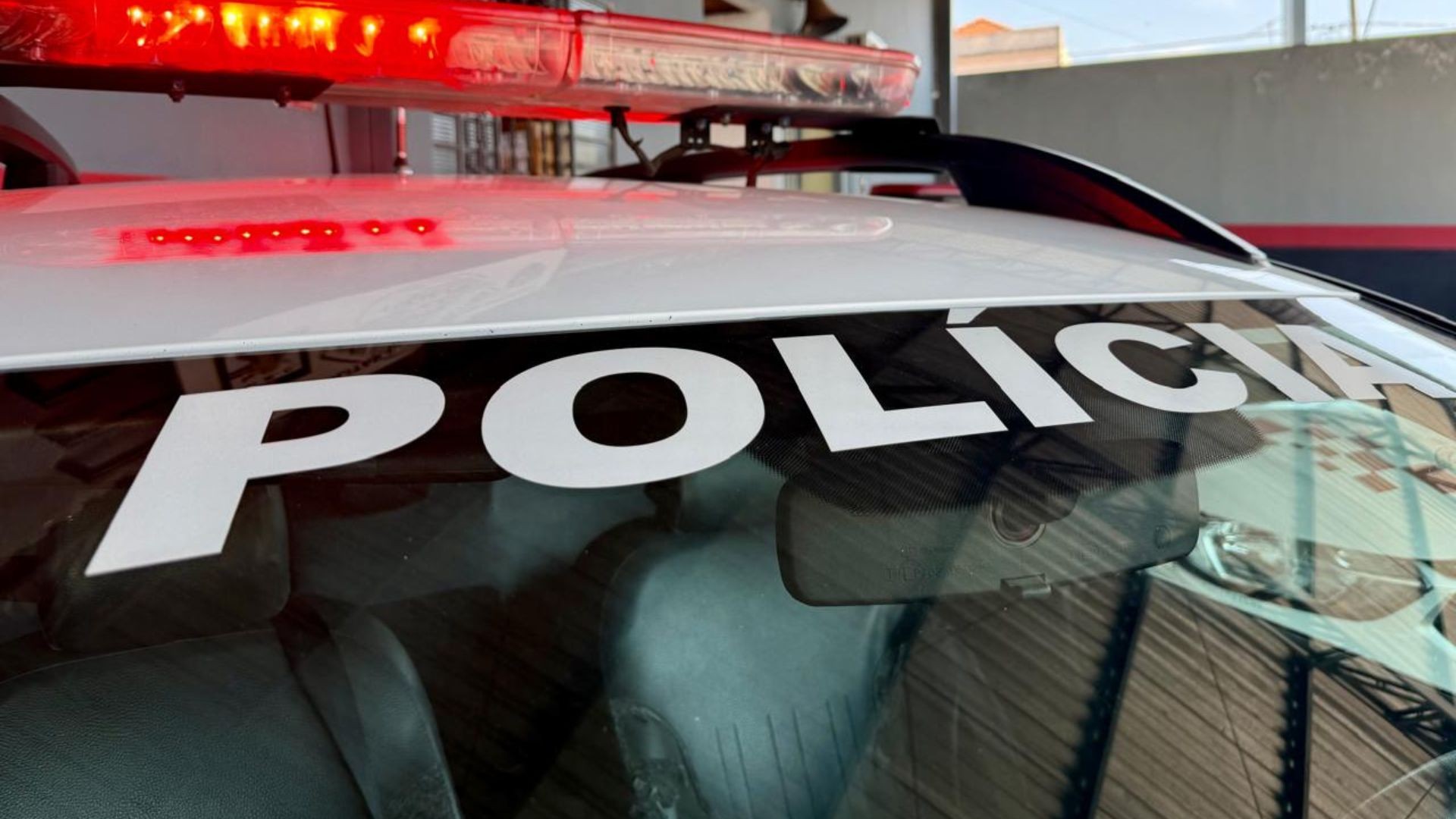 Mãe e filho de 9 anos são feitos reféns no próprio carro durante assalto em Bauru