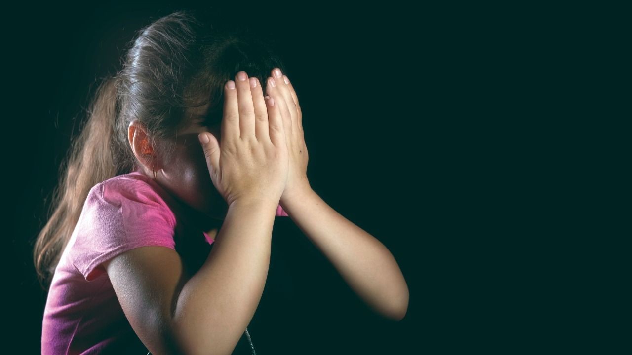 Mãe é presa suspeita de espancar filha de 11 anos por olhar o celular, no DF